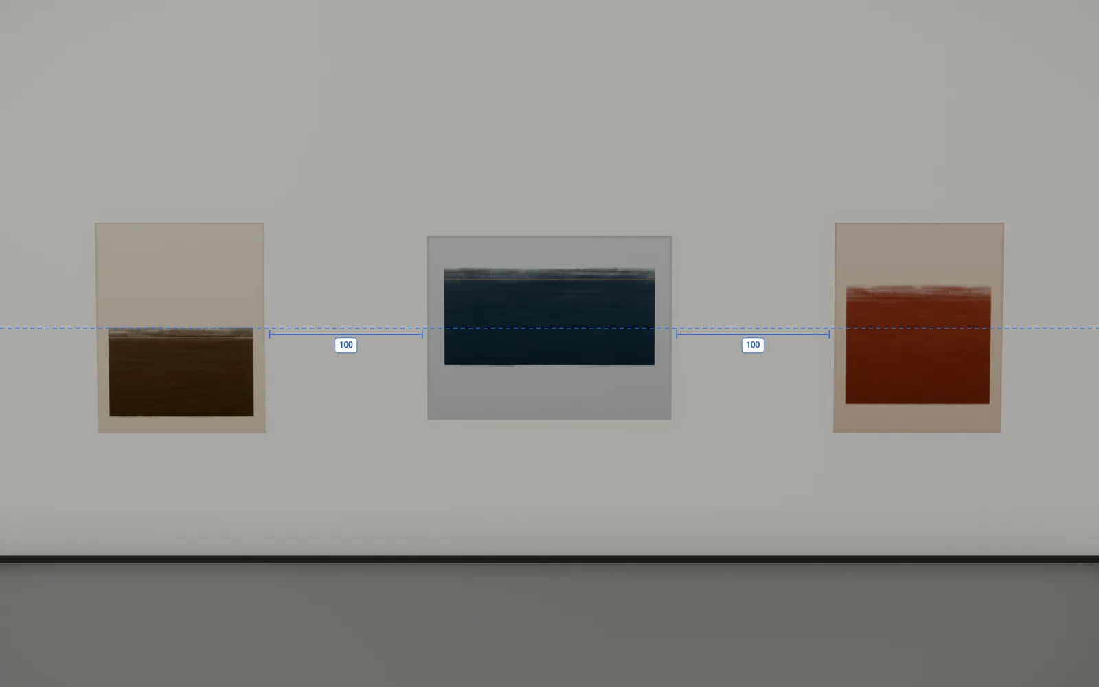 Trois œuvres au mur du fond, sur une même ligne d’accrochage à 155 cm, les écarts entre elles cotés à 100 cm.